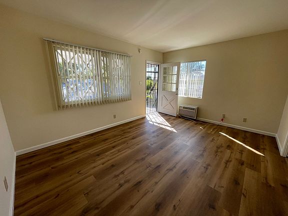 2nd image of 928 W Glenoaks Blvd #6