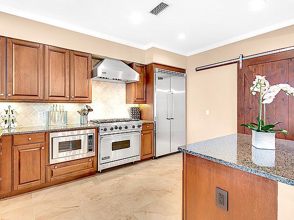 5th image of 408 Kelly Plantation Dr