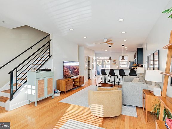 3rd image of 2027 E York St