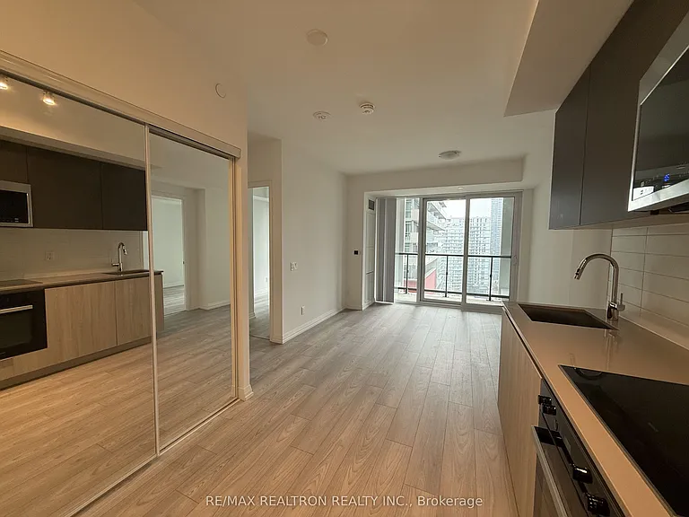 400 King St W #1917 — Photo 2