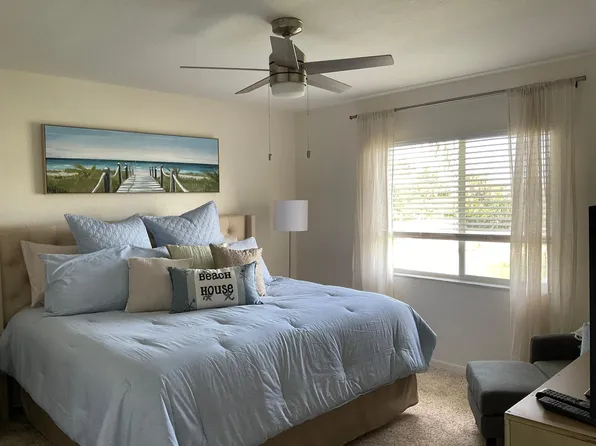 379 Gabriel Cir APT 4, Naples, FL 34104