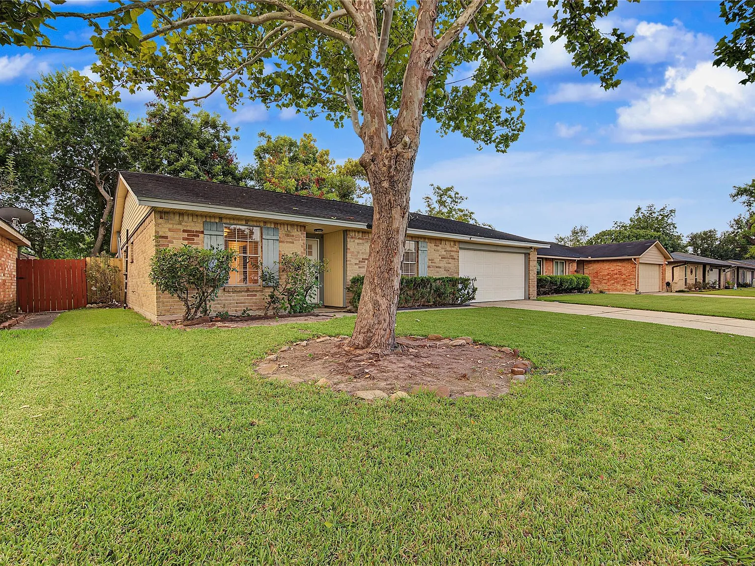 3 bed, 2.0 bath, 1683 sqft, $2,300 — Photo 2