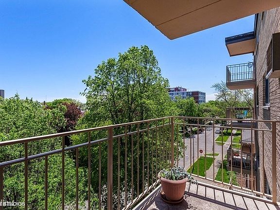 11_115Marengo_508_99_Balcony_LowRes