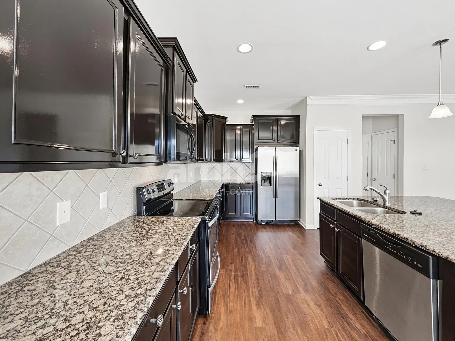 4 bed, 2.5 bath, 2472 sqft, $2,405 — Photo 3
