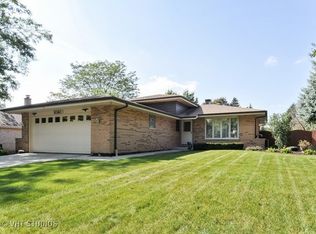 8360 Alden Ln, Darien, IL