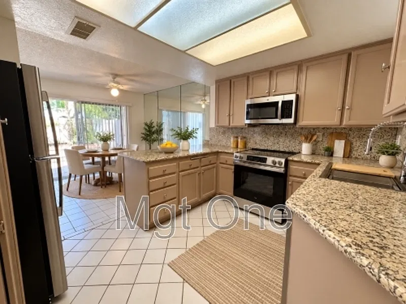 3 bed, 3.0 bath, 1338 sqft, $3,950 — Photo 3