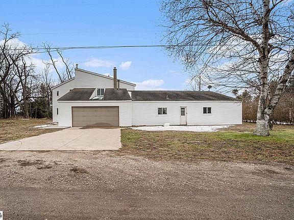 3rd image of 15825 Upper Birch Dr