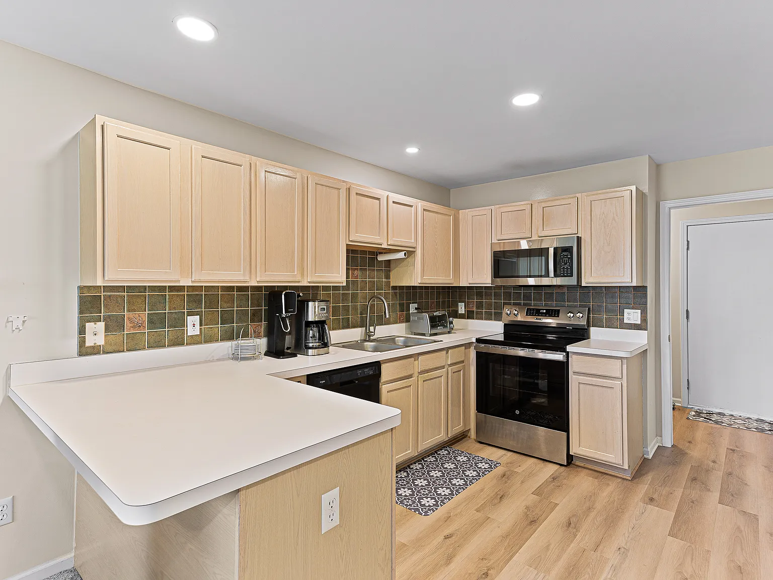 3 bed, 2.5 bath, 1955 sqft, $2,700 — Photo 3