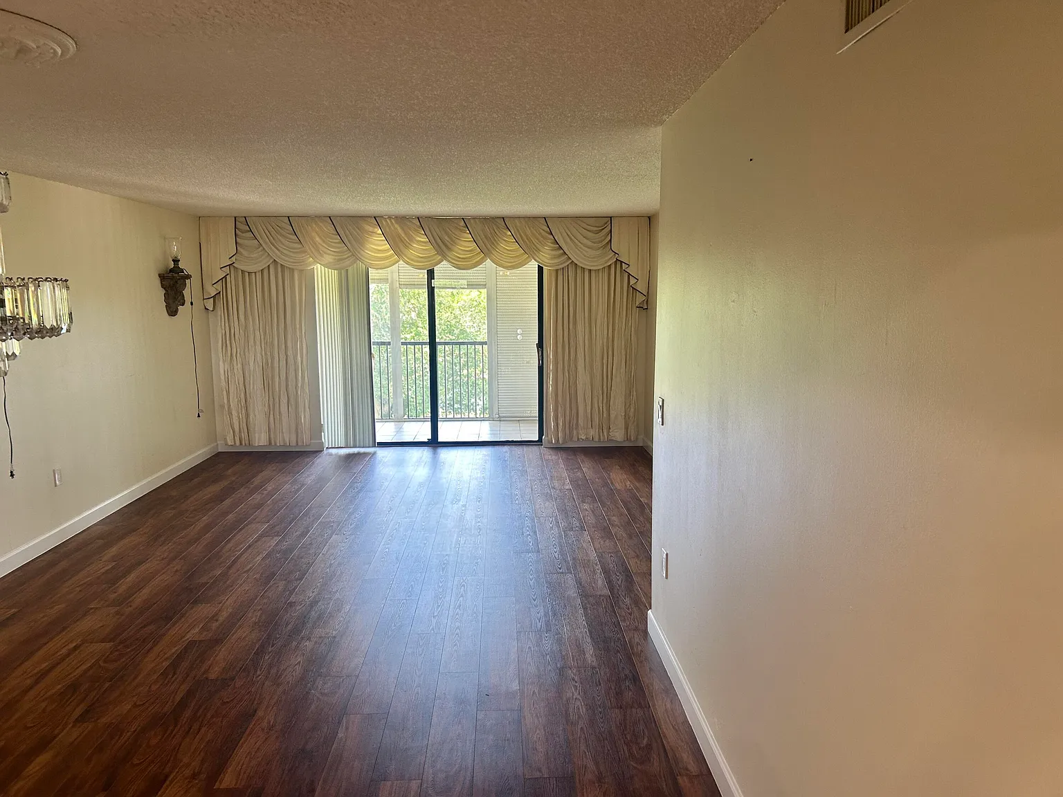 2 bed, 2.0 bath, 1390 sqft, $2,200 — Photo 4