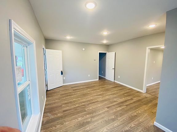 4th image of 396 Burnett St