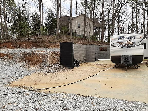 5th image of 220 Lake Breeze Ln