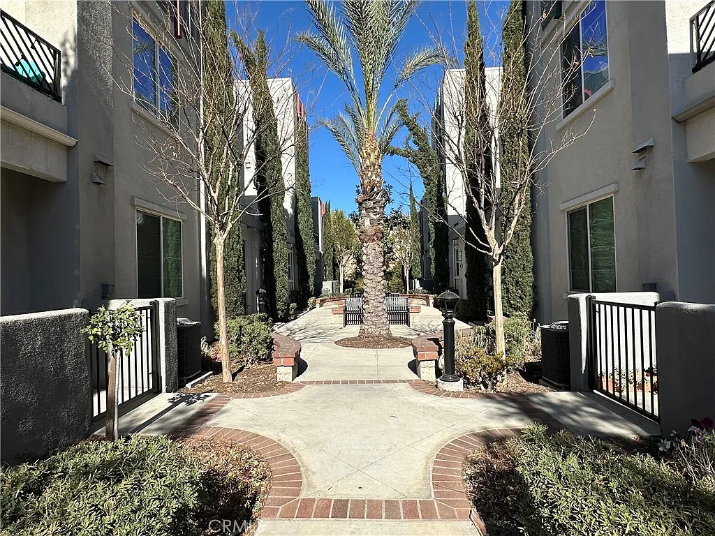3 bed, 1729 sqft, $3,450 — Photo 3