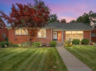 20057 W Ballantyne Ct, Grosse Pointe Woods, MI 48236