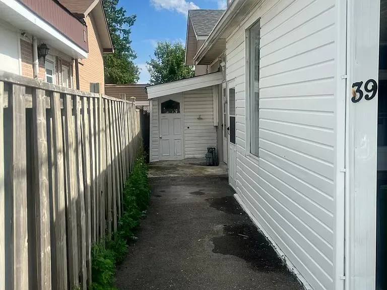 39 Frankton Cres — Photo 2