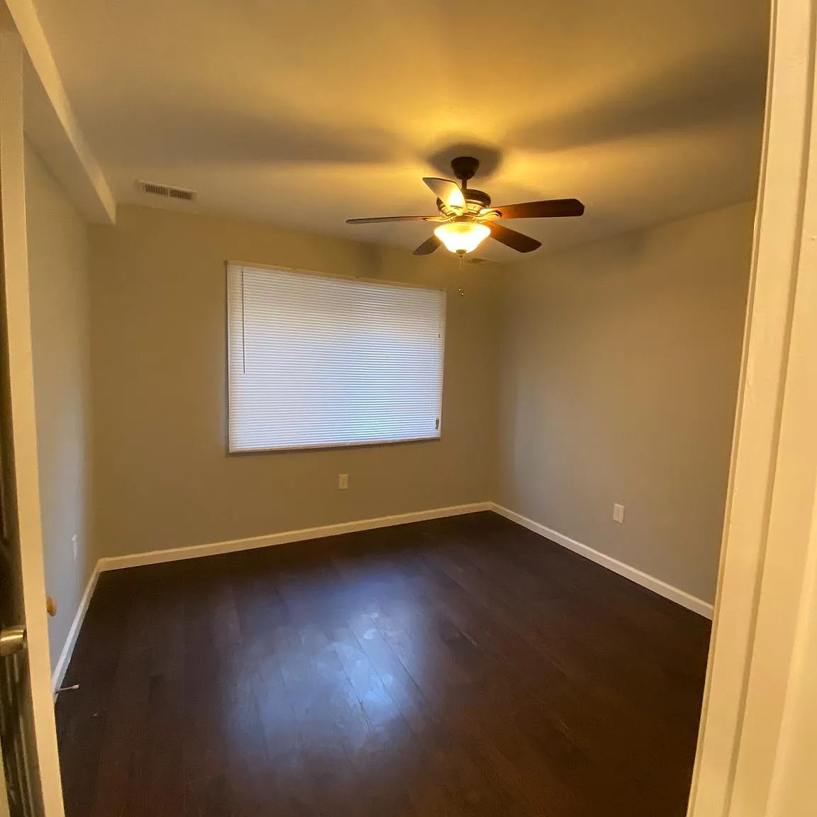 3 bed, 887 sqft, $2,100 — Photo 3