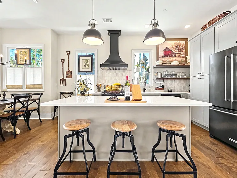 Kitchen with bar
