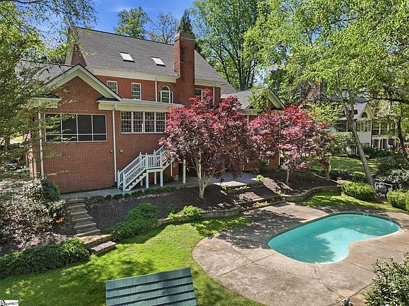 2nd image of 25 Club Forest Ln