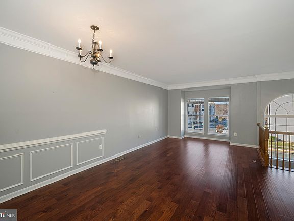 3rd image of 106 Blossom Ln