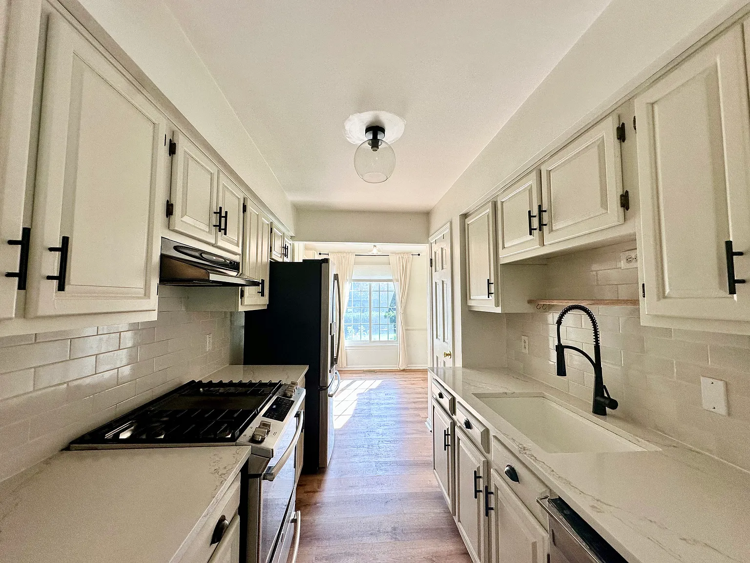 3 bed, 2.5 bath, 1530 sqft, $3,300 — Photo 3