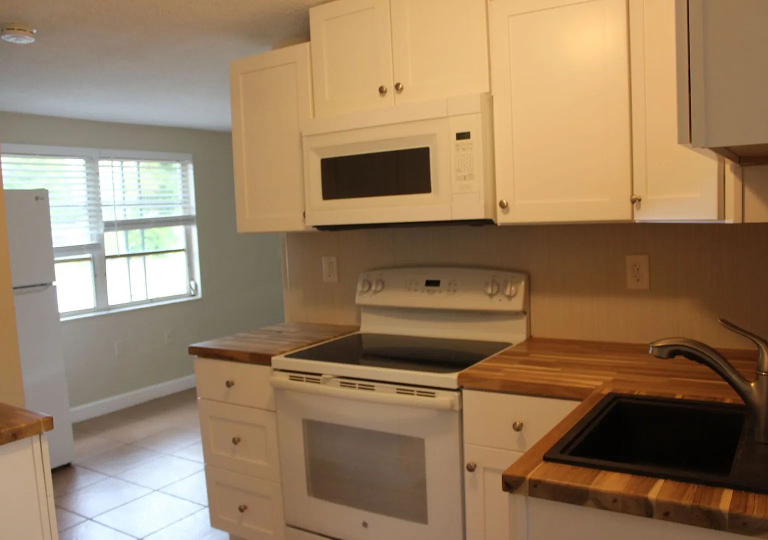 2 Bedroom 1 Bath Utilities included — Photo 3