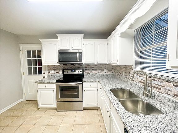 3rd image of 27359 W 11th Ave
