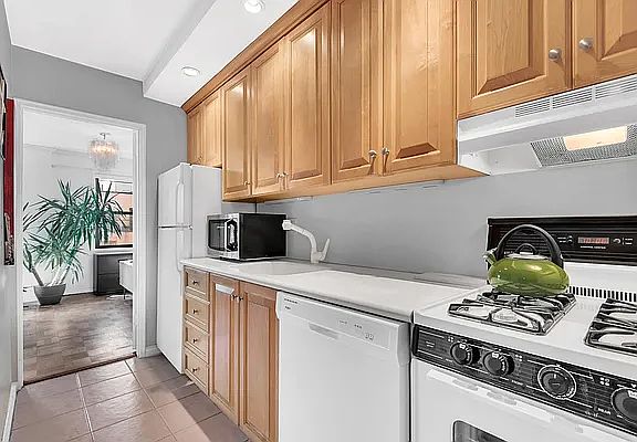 4th image of 345 E 52nd St APT 9F