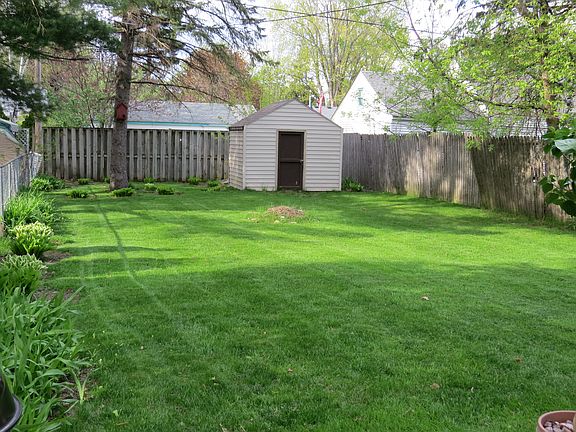 Quiet Fenced in Yard!