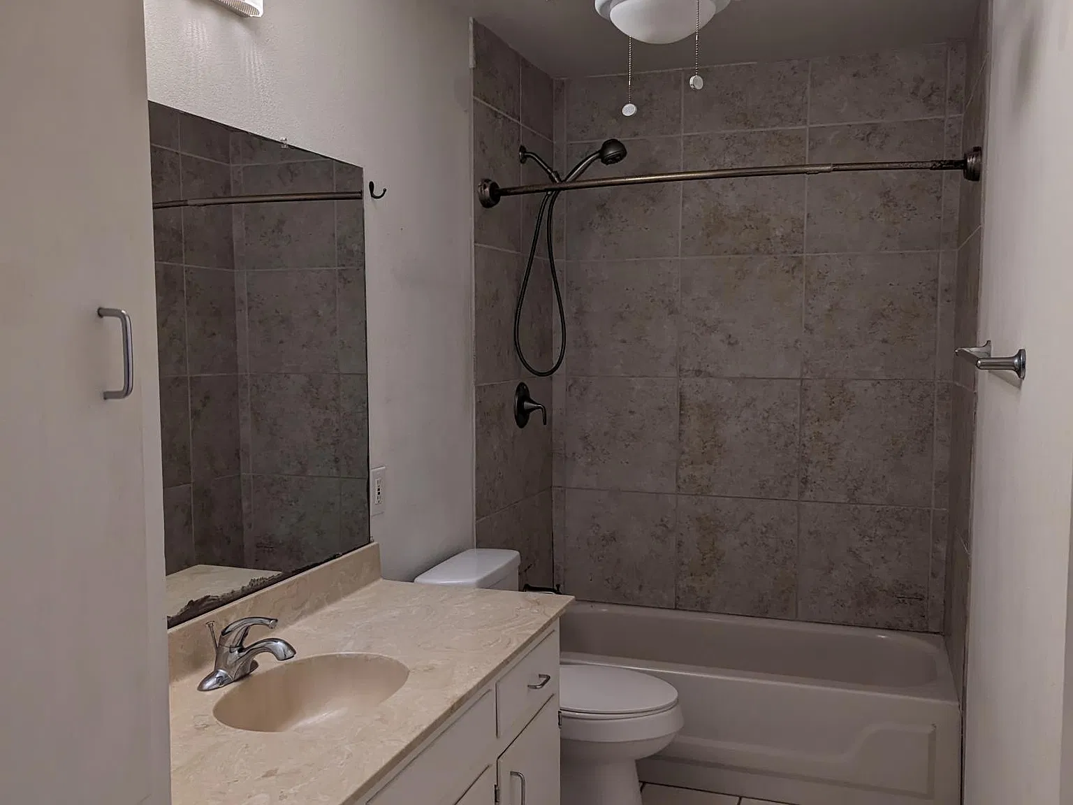 3 bed, 1260 sqft, $1,670 — Photo 4