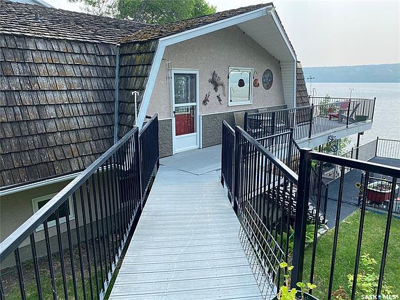 3rd image of 186 Pasqua Lake ROAD