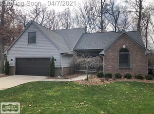 4427 Red Oak Blvd, Waterford, MI 48329