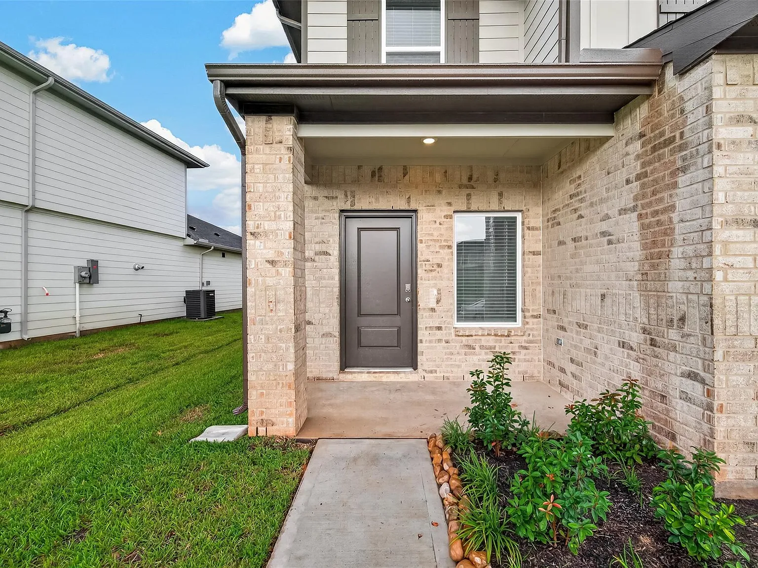 4 bed, 2.5 bath, 2042 sqft, $2,390 — Photo 4