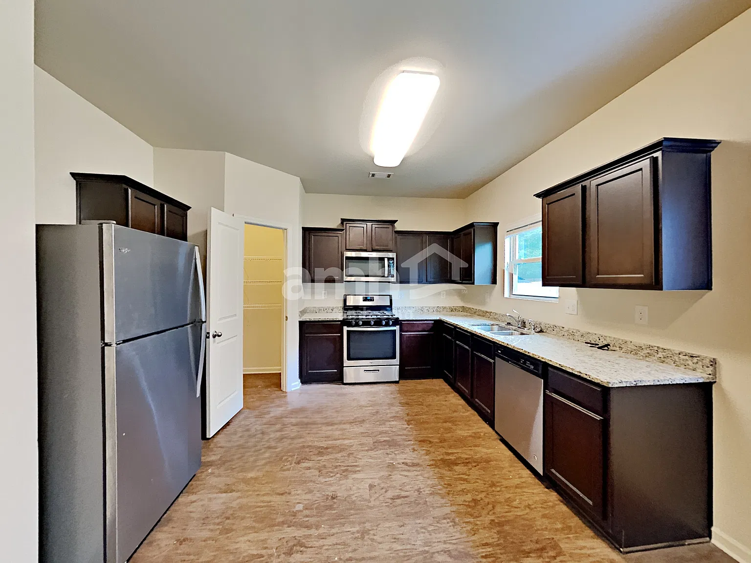 4 bed, 2.5 bath, 1829 sqft, $1,940 — Photo 3