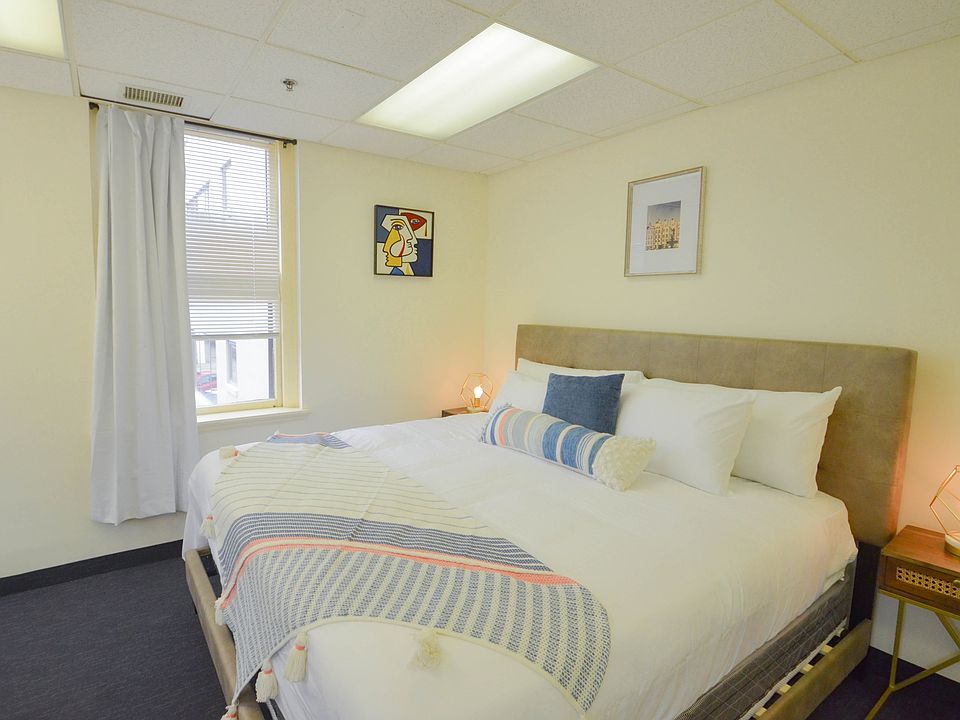 1st image of 230 Thayer St Room 17
