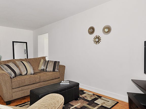 4th image of 445 Eglinton Ave E #1562681