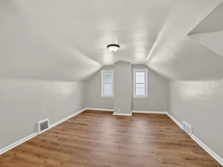 19500 Libby Rd — Photo 16