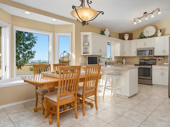 5365 Ridgewood Dr, Bismarck, ND 58501