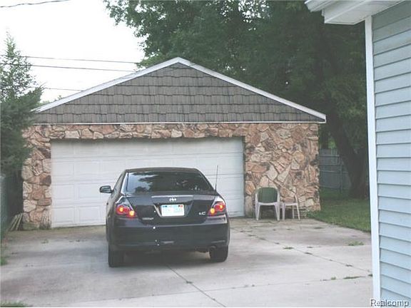 4th image of 26081 Hanover St