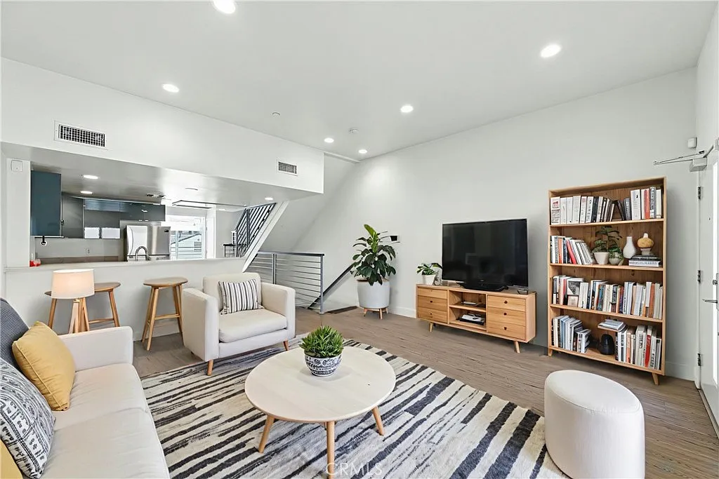 3 bed, 2.5 bath, 1620 sqft, $4,599 — Photo 2