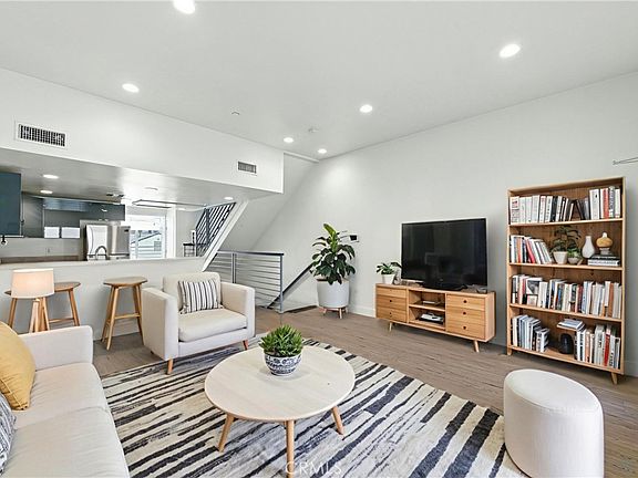 2nd image of 4461 Tujunga Ave #102