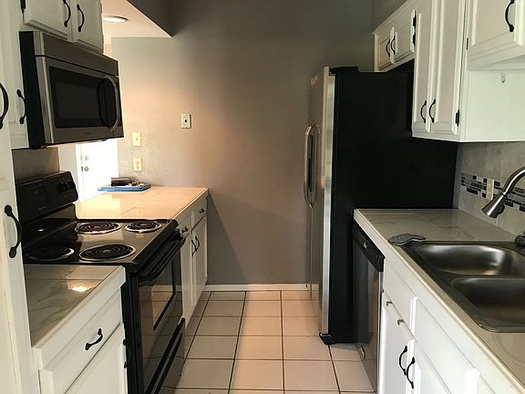 4th image of 31 Shady Brook Cir