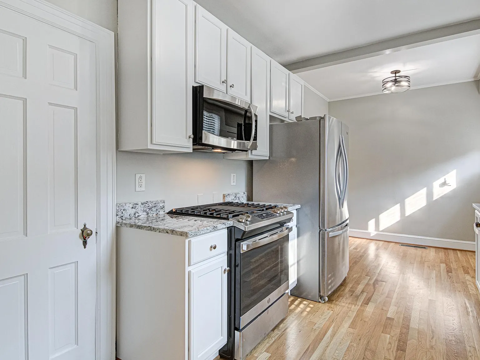 4 bed, 2128 sqft, $2,575 — Photo 4
