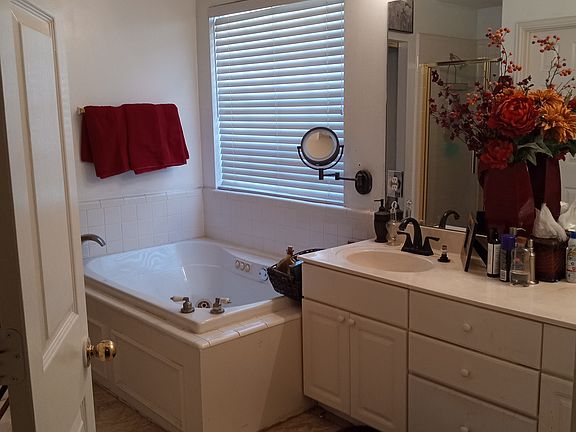 3rd image of 3624 Banks Cir