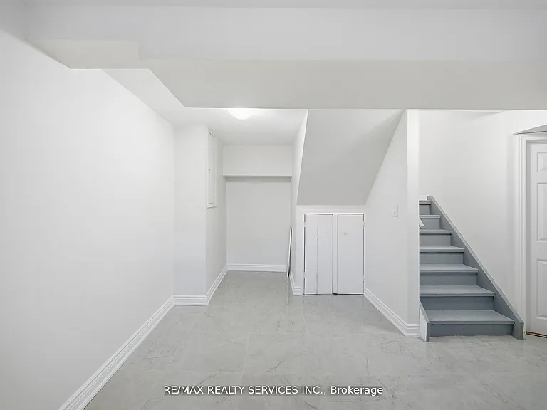 8 Deerpark Cres S #LOWER — Photo 5