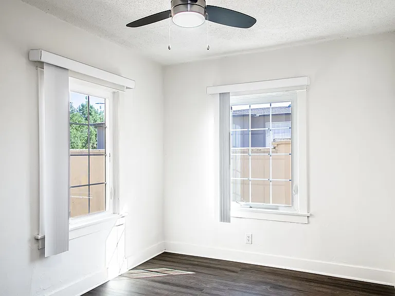 1109 N Lake Ave — Photo 16