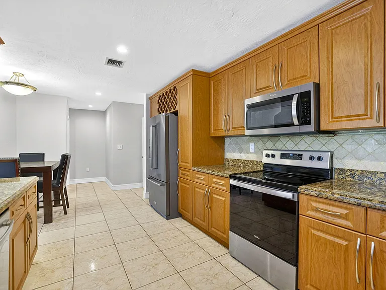 2403 NW 118th Ter — Photo 10