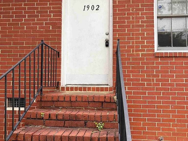 1902 Lyle Dr — Photo 2