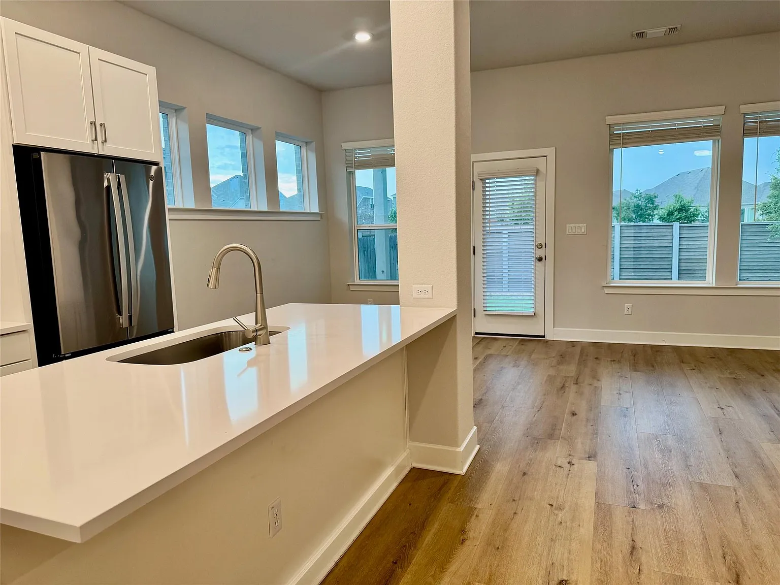 3 bed, 2.0 bath, 1750 sqft, $2,300 — Photo 4