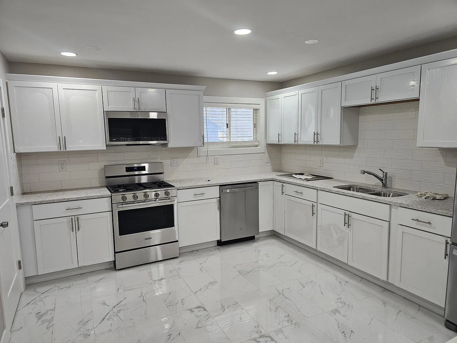 3 bed, 1027 sqft, $1,700 — Photo 4