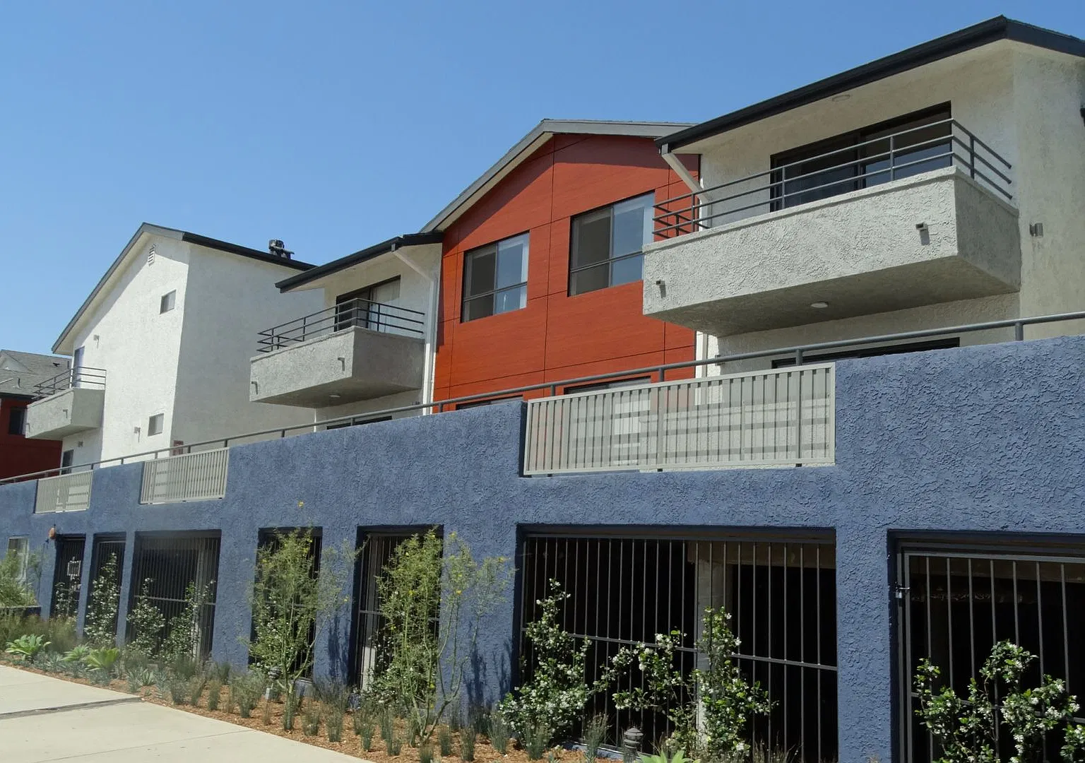 Campus Crossing Apartments - Northridge — Photo 1