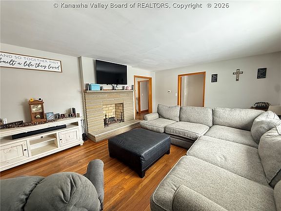 3rd image of 2808 Meadowbrook Dr